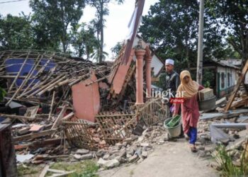 ROBOH: Sejumlah rumah yang roboh akibat gempa di Kampung Selakawung Tengah, Kabupaten Cianjur, Jawa Barat. (Istimewa/Lingkar.news)