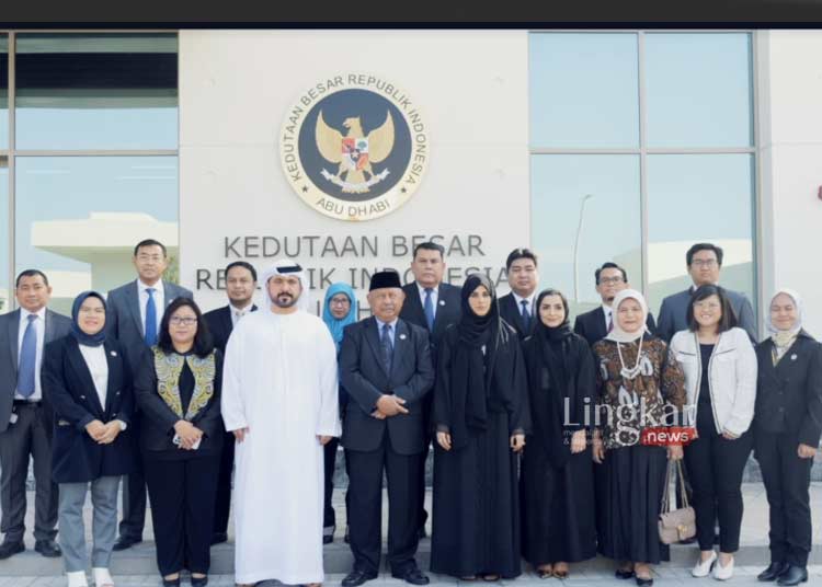 HARMONIS: Duta Besar Indonesia untuk UEA, Husin Bagis (berpeci) berfoto bersama dengan pejabat Kementerian Luar Negeri dan Kerja Sama Internasional UEA usai serah terima gedung KBRI baru di Abu Dhabi pada Selasa, 22 November 2022. (Istimewa/Lingkar.news)