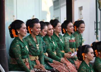 POTRET: Sejumlah wanita Indonesia mengenakan kebaya (Sumber Gambar: Freepik @arvstd/Lingkarjateng.id)