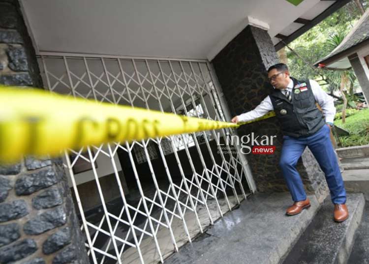 MENINJAU: Gubernur Jawa Barat Ridwan Kamil meninjau Gedung Badan Perencanaan Pembangunan, Penelitian, dan Pengembangan (Bappelitbang) Kota Bandung yang terbakar di Jalan Aceh Nomor 36, Kota Bandung, Provinsi Jawa Barat pada Selasa, 8 November 2022. (Istimewa/Lingkar.news)