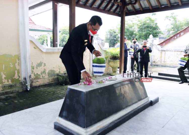 ZIARAH: Wakil Bupati Sleman, Danang Maharsa menabur bunga saat ziarah ke Makam Pahlawan di Jalan dr Wahidin Sudirohusodo Mlati, Sleman pada Kamis, 10 November 2022. (Istimewa/Lingkarjateng.id)