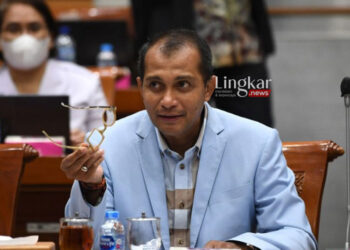 MENYAMPAIKAN: Wamenkumham Edward Omar Sharif Hiariej mengikuti rapat kerja bersama Komisi III DPR di kompleks Parlemen, Senayan, Jakarta. (Istimewa/Lingkar.news)