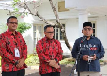 MENYAMPAIKAN: Kepala Lembaga Administrasi Negara (LAN) Dr. Adi Suyanto (kiri), Menteri Pendayagunaan Aparatur Negara dan Reformasi Birokrasi Azwar Anas )tengah) dan Juru Bicara Wapres Masduki Baidlowi di Istana Wakil Presiden, Jakarta pada Rabu, 16 November 2022. (Istimewa/Lingkar.news)
