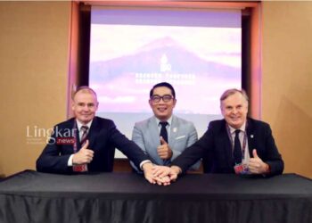 KOLABORASI: Gubernur Jawa Barat, Ridwan Kamil, bersama perwakilan dari Universitas Deakin Australia dan Universitas Lancaster Inggris di The Stones Entertainment Center Kuta, Bali.(Istimewa/Lingkar.news)