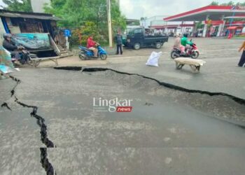 Diduga-Tergerus-Air-Sungai,-Jalan-Ambles-Sepanjang-7-Meter-di-Bandung