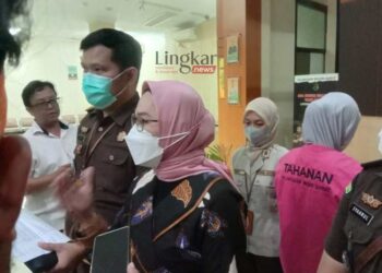 Gelapkan-Uang-Nasabah-Rp-1-Miliar,-Eks-Pegawai-Bank-Ditahan-Kejari-Garut