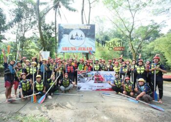 PT-LMG-Bangun-Kerja-Sama-Tim-lewat-Outbound-dan-Rafting