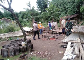 Satu-Rumah-Roboh-Akibat-Hujan-Deras-Disertai-Angin-Kencang-di-Sukabumi