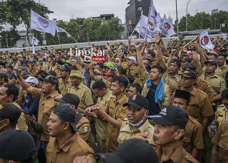 6-Tuntutan-Persatuan-Perangkat-Desa-Indonesia-di-Depan-Gedung-DPR