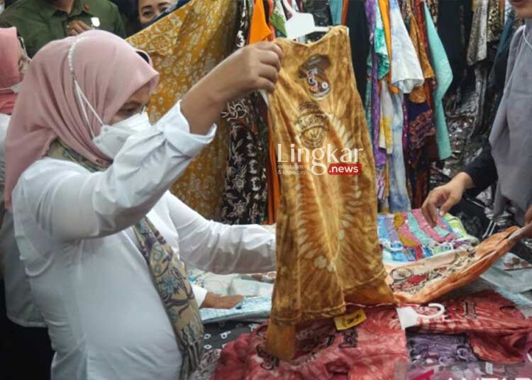 Didampingi-Gusti-Kanjeng-Ratu Hemas,-Iriana-Jokowi-Kunjungi-Pasar-Beringharjo-Yogyakarta