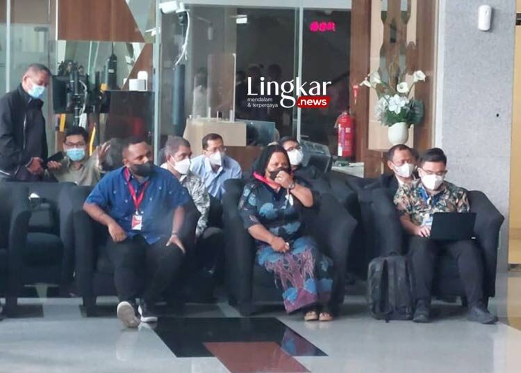Istri-dan-Anak-Lukas-Enembe-Diperiksa-KPK-sebagai-Saksi