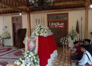 Jenazah-Dubes-RI-untuk-Italia-Muhammad-Prakosa-Dimakamkan-di-Bantul