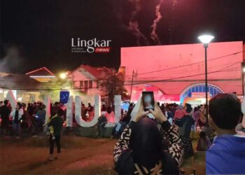 Rayakan-Malam-Tahun-Baru,-Ribuan-Warga-Bogor-Padati-Alun-Alun