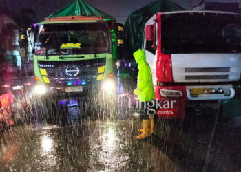 Truk Mogok di Depan Kantor Pegadaian, Jalur Juwana – Pati Tersendat