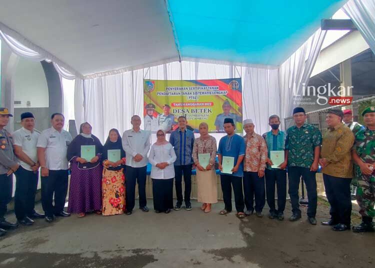 Bupati-Jombang-Serahkan-1.086-Sertifikat-Tanah-Program-PTSL-ke-Warga-Desa-Betek