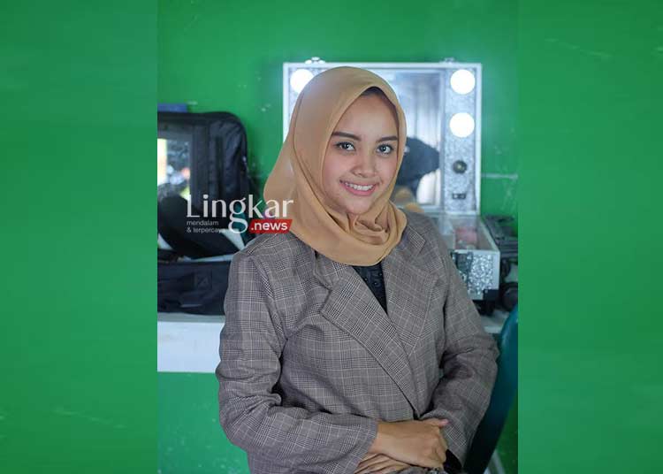 Fiska-Khorida-Maulina,-Totalitas-Tekuni-Dunia-Make-Up