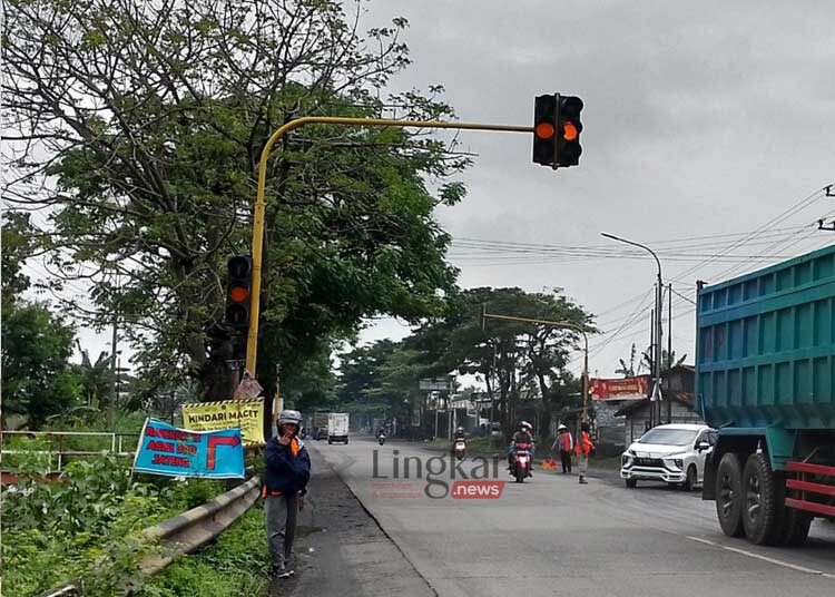 Gantikan-Petugas,-Warga-Bantu-Atur-Lalu-Lintas-di-Simpang-Sampang