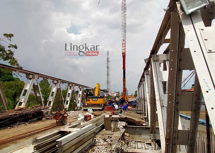 Kejar-Target,-Crane-dan-Pekerja-Proyek-Jembatan-Juwana-Pati-Ditambah