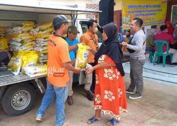 Warga-Kendal-Rela-Antre-Demi-Dapat-Beras-Murah-saat-Operasi-Pasar