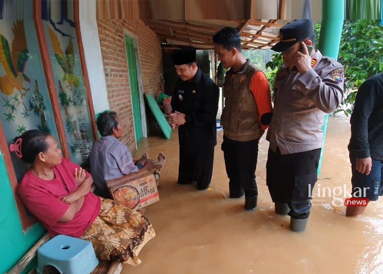 77-KK-Mengungsi-Akibat-Terdampak-Banjir-di-Dukuhseti-Pati