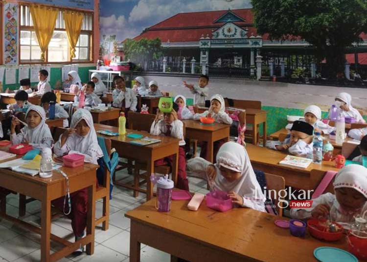 Ajari Sadar Lingkungan, MI di Kendal Terapkan Aturan Bawa Bekal 1 Ajari-Sadar-Lingkungan,-MI-di-Kendal-Terapkan-Aturan-Bawa-Bekal