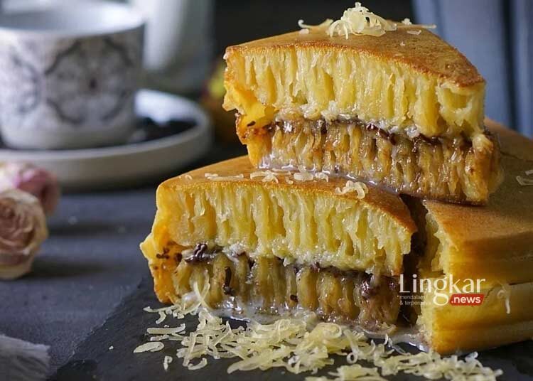 TERSAJI: Martabak manis atau martabak terang bulan. (Instagram @mitry1708/Lingkar.news)