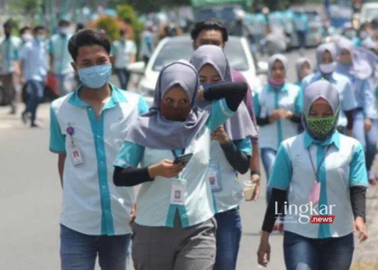 ILUSTRASI: Sejumlah pekerja pabrik berjalan di luar area pabrik saat jam istirahat di Boyolali, Jawa Tengah. (Istimewa/Lingkar.news)