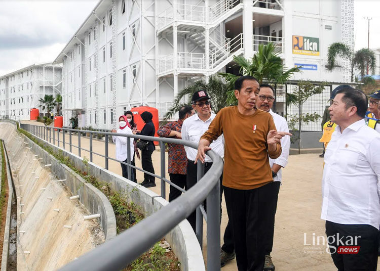 CEK HUNIAN: Presiden Joko Widodo (ketiga kanan) didampingi Menteri PPN/Kepala Bappenas Suharso Monoarfa (kanan), Kepala Otorita IKN Bambang Susantono (kedua kanan), dan Wakil Kepala Otorita IKN Dhony Rahajoe (keempat kanan) meninjau hunian untuk para pekerja konstruksi di Ibu Kota Negara (IKN) Nusantara.