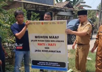 Jalan Berlubang, Satgas TRC Dukuhseti Pati Pasang Rambu Cegah Lakalantas