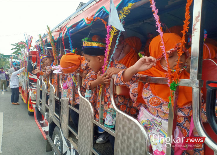 Jelang Ramadhan Ajak Anak-Anak Berkeliling Kota Kendal ( Foto : Lingkar )