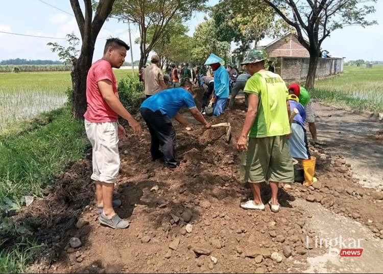 Khawatir Telan Korban, 31 Kades di Pati Swadaya Perbaiki Jalan Rusak