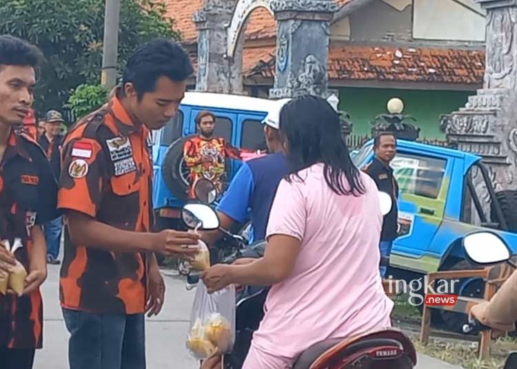 Ormas Di Kendal Bagikan Ratusan Takjil Ke Pengguna Jalan