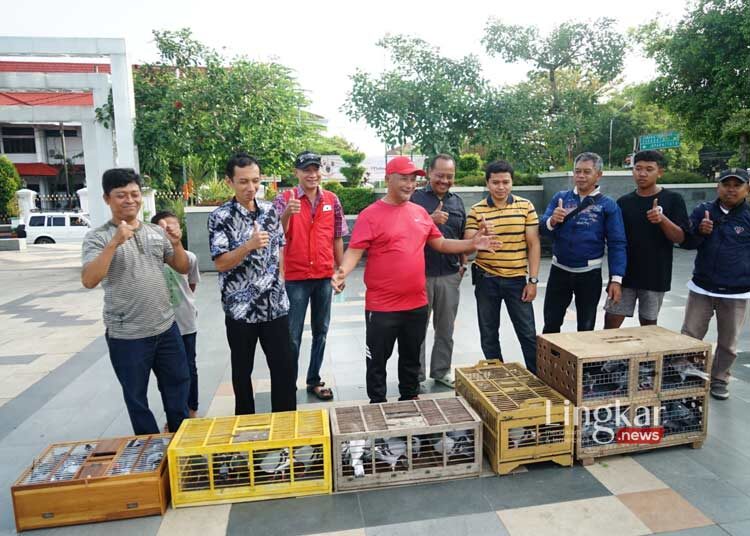 FOTO BERSAMA: Pj Bupati Pati, Henggar Budi Anggoro (topi merah) dan Komunitas Merpati Pos Silugonggo foto bersama sebelum pelepasan Merpati Pos di Alun-Alun Pati, Jawa Tengah. (Istimewa/Lingkar.news)