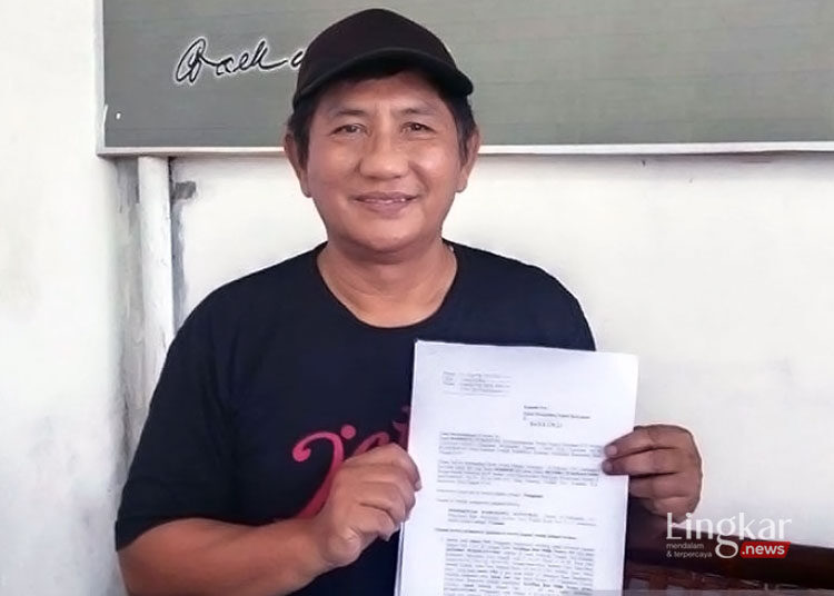 MELAPORKAN: Bambang Pujianto menunjukkan surat gugatan perdata terhadap Pemkab Banyumas yang telah didaftarkan ke Pengadilan Negeri Banyumas, Rabu (15/3).