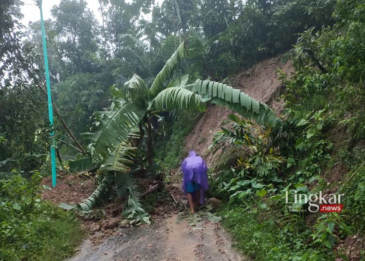 Hujan Deras Sebabkan Tanah Longsor dan Sekolah Ambrol di Desa Gunungsari Pati