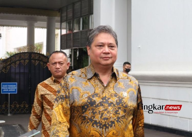 Menteri Koordinator bidang Perekonomian Airlangga Hartarto di lingkungan Istana Kepresidenan, Jakarta, Selasa (4/4/2023)