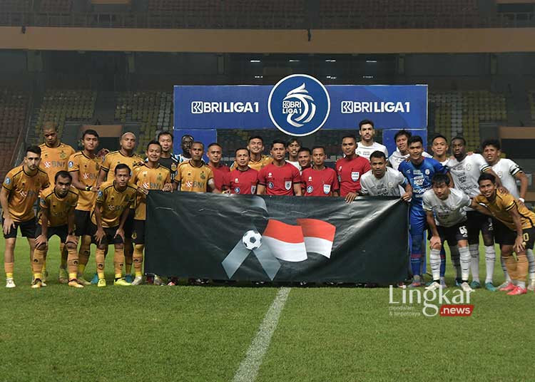 DUKUNGAN UNTUK TIMNAS: Sejumlah pesepak bola Bhayangkara FC dan Rans Nusantara FC foto dengan membentangkan banner duka cita atas gagalnya Indonesia menjadi tuan rumah Piala Dunia U-20, saat lanjutan Liga 1 di Stadion Wibawa Mukti, Cikarang, Kabupaten Bekasi, Jawa Barat. (Istimewa/Lingkar.news)