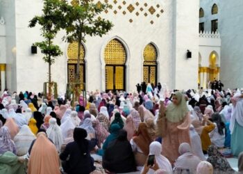 Presiden Jokowi Laksanakan Sholat Idul Fitri 1444 H di Masjid Sheikh Zayed Solo