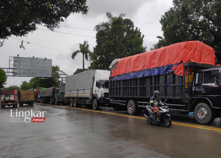 Macet Puluhan Kilometer Terjadi Di Jalur Pantura Pati-Rembang