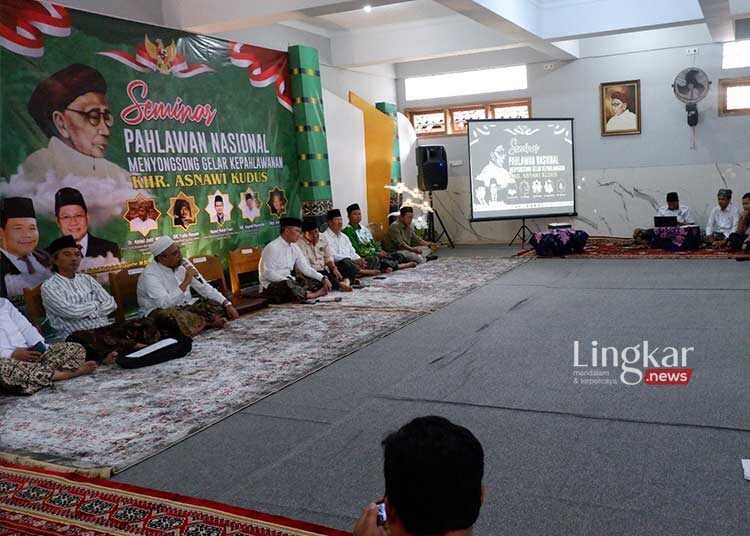 PERTEMUAN: Bupati Kudus HM Hartopo menghadiri seminar “Pahlawan Nasional Menyongsong Gelar Kepahlawanan KHR Asnawi Kudus” di Aula Pondok Pesantren Al-Asnawiyyah Bendan. (Ihza Fajar/Lingkar.news)