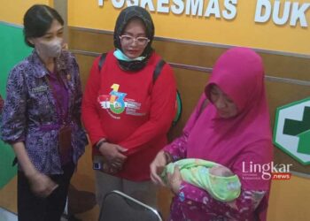 Ketua PKK Dukuhseti Jenguk Bayi Dibuang di Desa Tegalombo