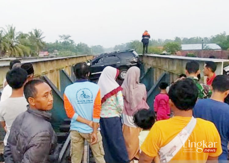 Mobil Fortuner Masuk Jalur Rel Kereta, Diduga Sengaja Ingin Bunuh Diri