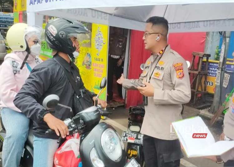 LAYANAN: Petugas Kepolisian memberikan pelayanan kepada pemudik yang nyasar di Gunungputri, Kabupaten Bogor, Jawa Barat. (Istimewa/Lingkar.news)
