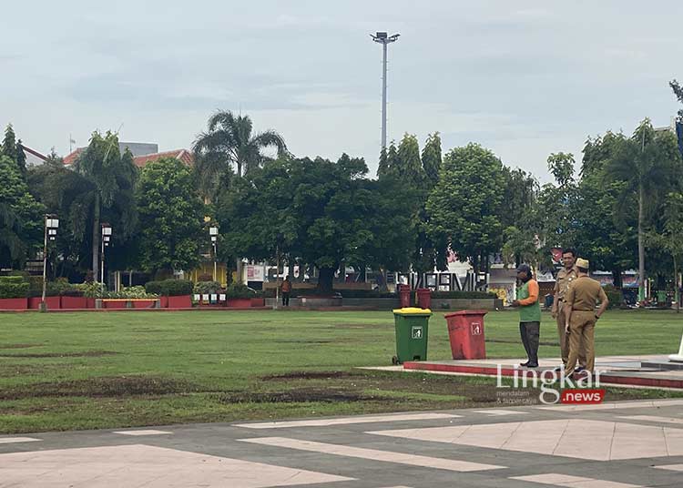 PENGECEKAN: Kepala Dinas PKPLH Abdul Halil dan Kepala Dinas Pertanian dan Pangan Didik Tri meninjau kembali proses penghijauan rumput Alun-Alun Kudus. (Ihza Fajar/Lingkar.news)