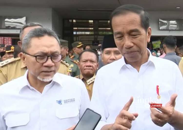Presiden Jokowi Tinjau Harga Bahan Pokok di Pasar Selo Boyolali 1 BERI KETERANGAN: Presiden RI, Joko Widodo didampingi oleh Menteri Perdagangan, Zulkifli Hasan memberi keterangan usai mengunjungi Pasar Cepogo, Boyolali, Jawa Tengah. (YouTube Sekretariat Presiden/Lingkar.news)