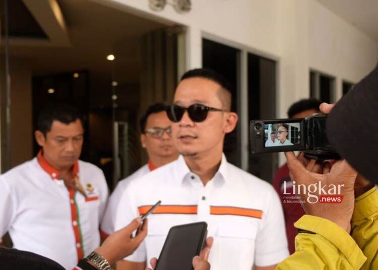 BERI KETERANGAN: Sekjen Partai Berkarya Fauzan Rachmansyah saat ditemui awak media di sela-sela ziarah kebangsaan di Makam Bung Karno, Blitar, Jawa Timur. (Istimewa/Lingkar.news)