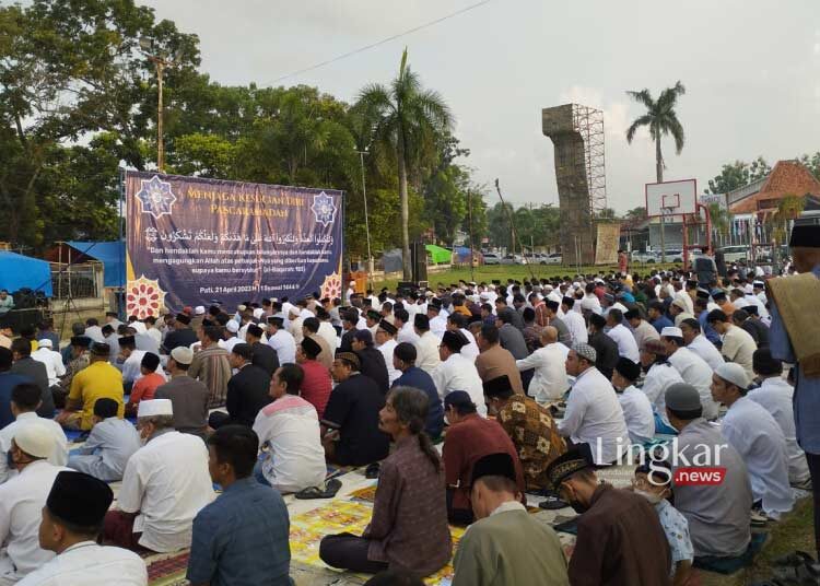PENUH: Ribuan umat Muslim tampak memenuhi Stadion Joyokusumo Pati untuk melaksanakan Sholat Idul Fitri 1444 H. (Nailin RA/Lingkar.news)