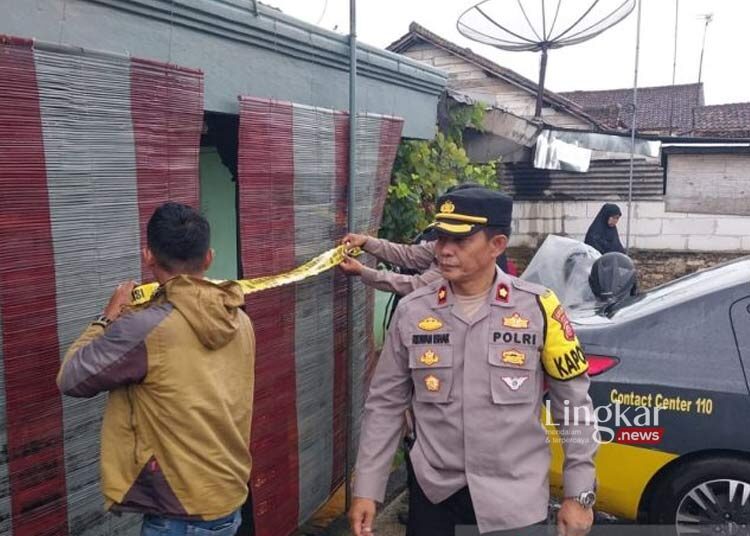 MEMASANG: Personel Polsek Cibadak memasang garis polisi di lokasi pembunuhan di Kampung Babakanyar, Kelurahan/Kecamatan Cibadak, Kabupaten Sukabumi, Jawa Barat. (Istimewa/Lingkar.news)