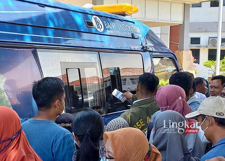 BERDESAKAN: Warga berebut untuk menukar uang baru yang disediakan Bank Indonesia (BI) di halaman Gedung C Setda Kendal, Jawa Tengah. (Arvian Maulana/Lingkar.news)