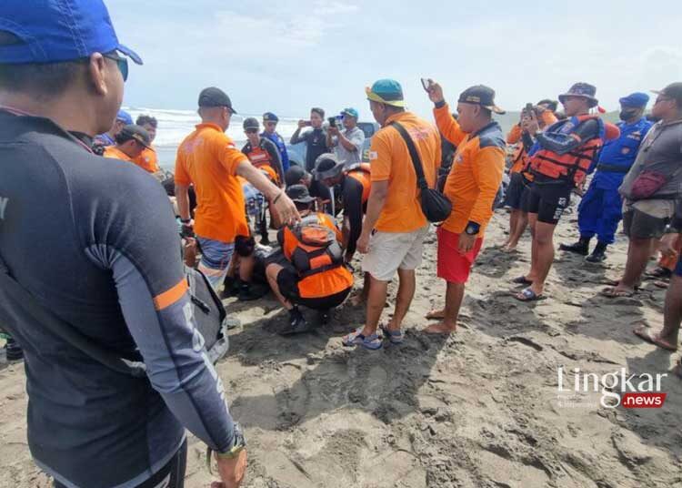 EVAKUASI: Proses evakuasi korban kecelakaan laut akibat terseret ombak Pantai Parangtritis Kabupaten Bantul, DIY. (Istimewa/Lingkar.news)